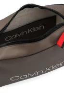 Crossbody kabelka COLLEGIC SMALL Calvin Klein bronzově hnědý
